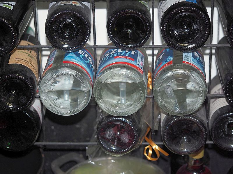 Autoventil Wasser im Weinregal