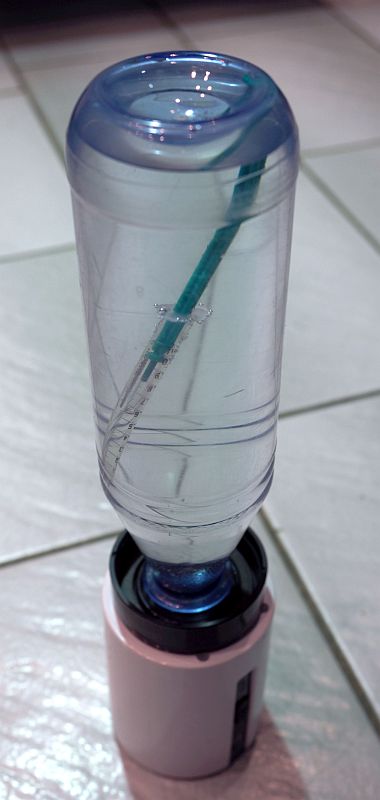 Spritze in PET Flasche